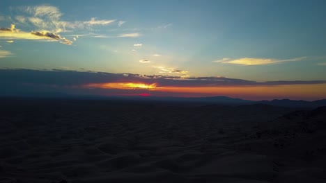 Hermosa-Vista-Aérea-Vívida-Desde-Un-Dron-De-Una-Puesta-De-Sol-Mirando-Muchas-Dunas-De-Arena-En-El-Pequeño-Desierto-Del-Sahara-En-Joab-Utah