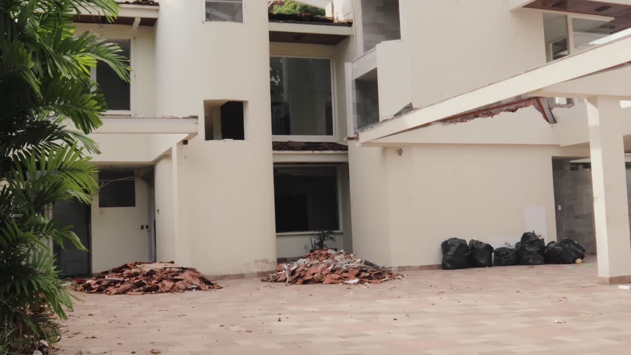 tiro inclinado hacia abajo de un edificio residencial blanco en un estado roto después del terremoto