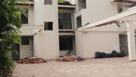 Tiro-Inclinado-Hacia-Abajo-De-Un-Edificio-Residencial-Blanco-En-Un-Estado-Roto-Después-Del-Terremoto