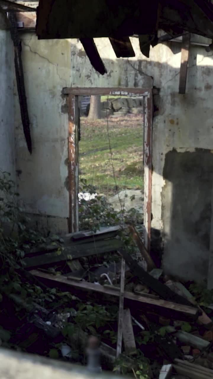 dentro de un edificio en ruinas