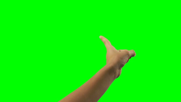 Person, die eine Handbewegung vor einem Greenscreen-Hintergrund macht