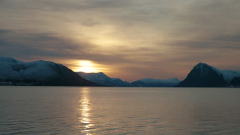 Impresionante-Puesta-De-Sol-En-Un-Fiordo-Noruego