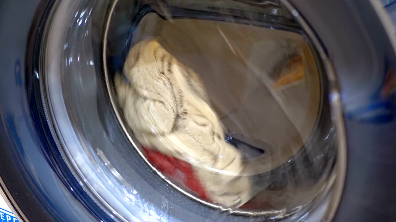 세탁기의 드럼은 옷과 함께 회전합니다.