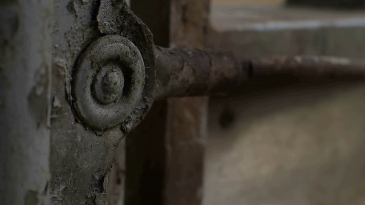 abriendo y cerrando la puerta oxidada