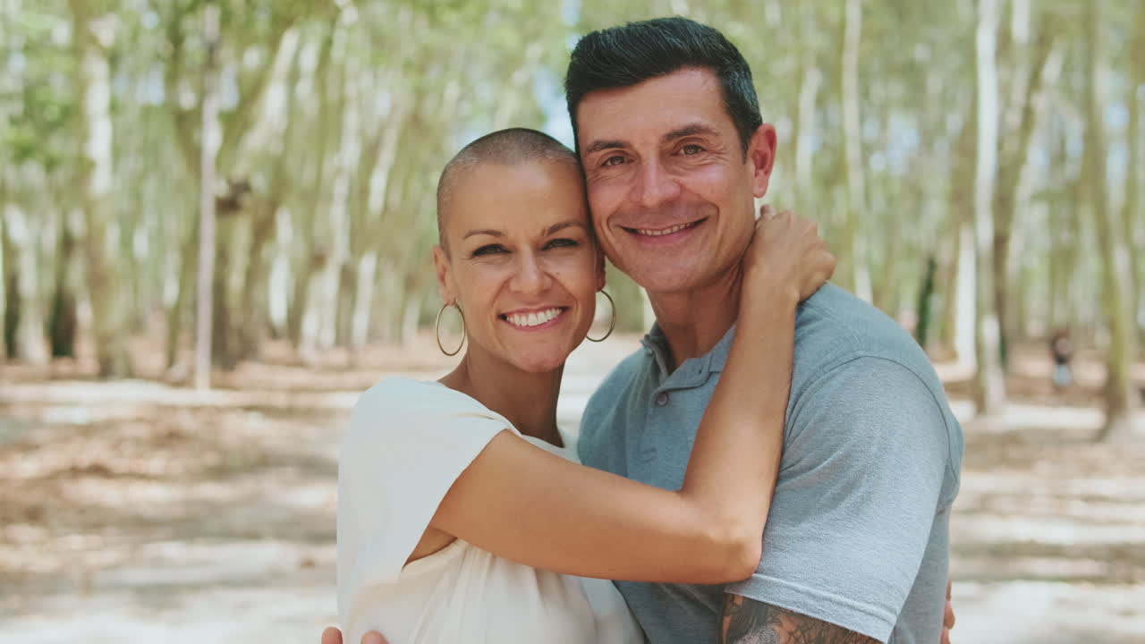 Casal feliz se abraçando e sorrindo em um parque
