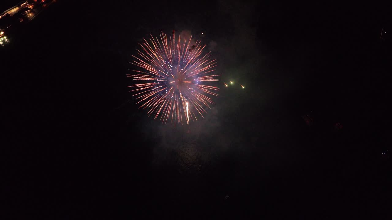 un dron aéreo de 4k captura un colorido espectáculo de fuegos artificiales desde lo alto del cielo