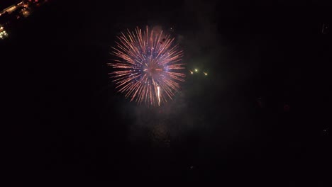 Un-Dron-Aéreo-De-4k-Captura-Un-Colorido-Espectáculo-De-Fuegos-Artificiales-Desde-Lo-Alto-Del-Cielo