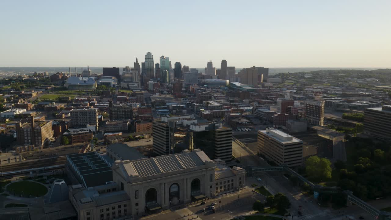 vista aérea cinematográfica de la icónica estación union en kansas city missouri al amanecer