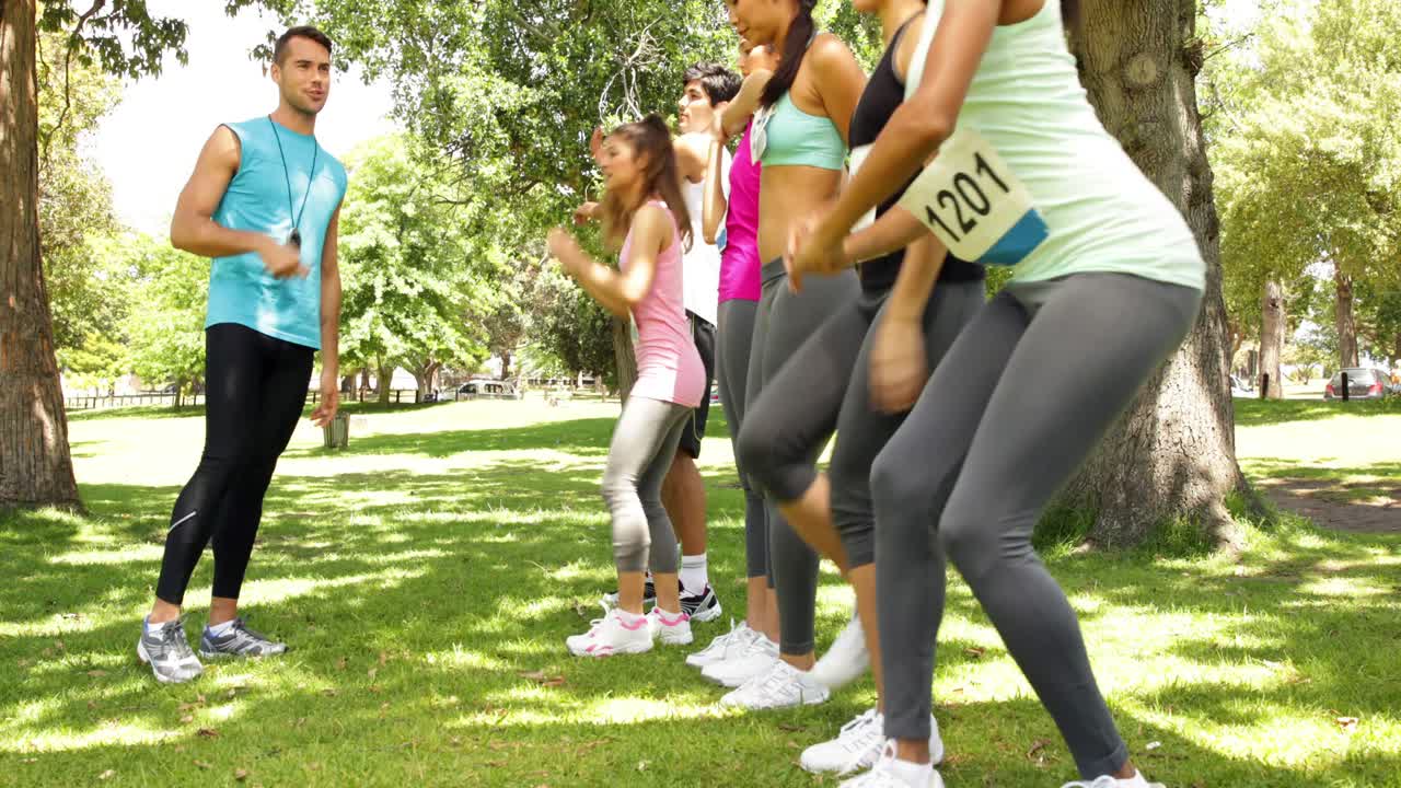 entrenador hablando con corredores a punto de correr