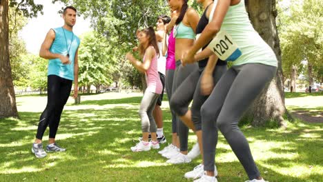 entrenador hablando con corredores a punto de correr