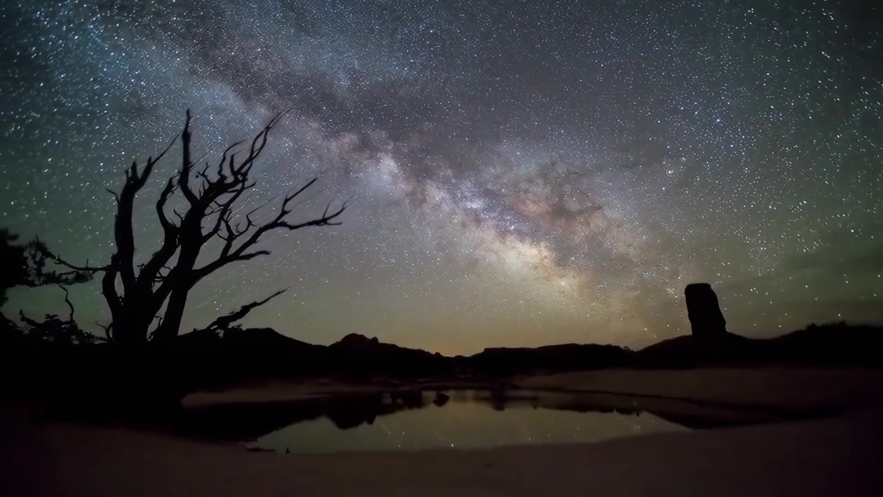 Time-lapse della Via Lattea e delle stelle riflesse nell'acqua del deserto