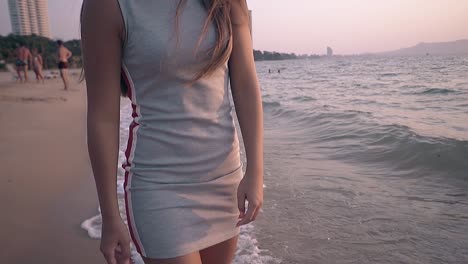 Chica-Morena-Con-Vestido-Corto-Camina-En-Cámara-Lenta-De-Línea-De-Surf