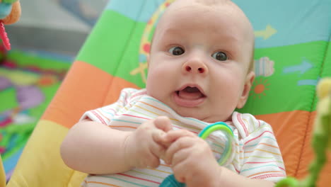 la emoción del bebé. un niño increíble de aspecto feliz. un bebé alegre