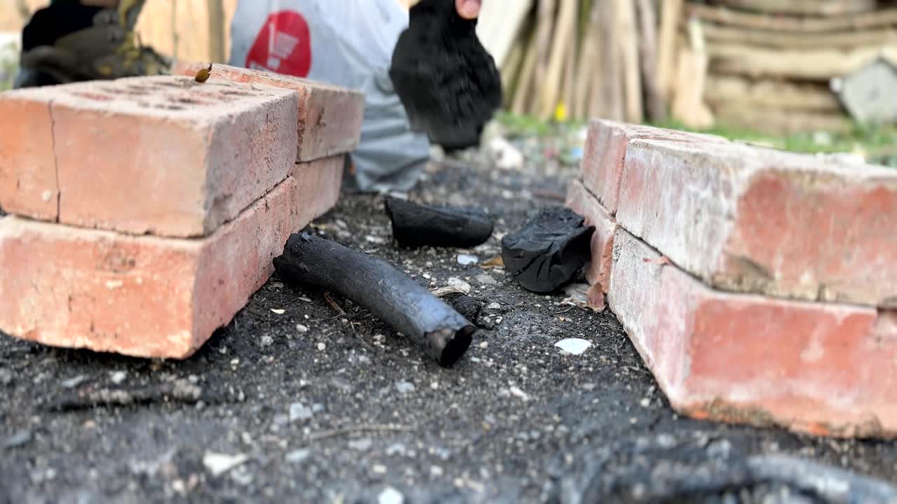 ⁇ 고기, 양고기,  ⁇ 고기, 스테이크, 바베큐, 휴일, 벽돌, 점토, 바베큐, 검은 나무 불, 목탄, 캠프 불, 자연 지역 여행, 전통적인 요리 방법,  ⁇ 끔한 음식, 건강한 채소