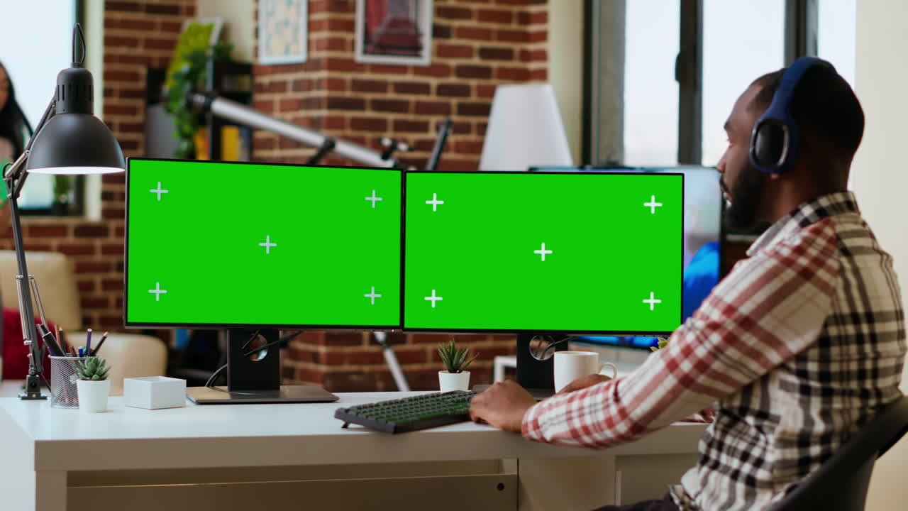 persona afroamericana che lavora a distanza a casa con uno schermo di simulazione isolato