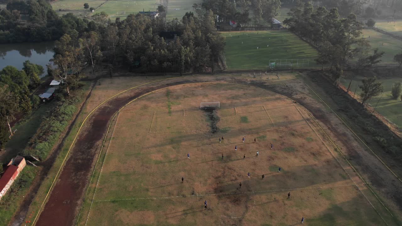 hiperlapso aéreo de un partido de fútbol mexicano