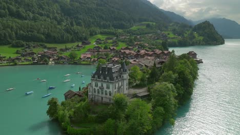 Vista-Aérea-De-La-Península-De-Iseltwald,-Suiza