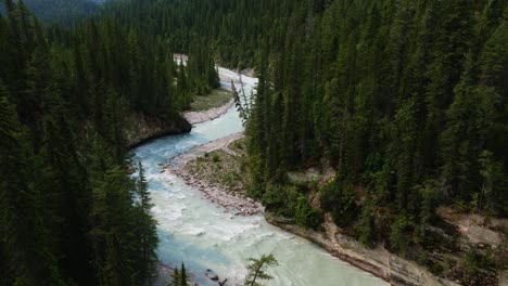 Vista-Aérea-A-Lo-Largo-Del-Río-Blaeberry,-Paraíso-De-La-Pesca-Del-Salmón.