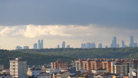 городской пейзаж с небоскребами и жилыми зданиями