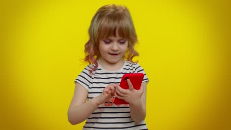 Niña-Mirando-La-Pantalla-Del-Teléfono-Inteligente-Sinceramente-Regocijándose-Por-Ganar,-Mensaje-Con-Buenas-Noticias,-Suerte-De-éxito