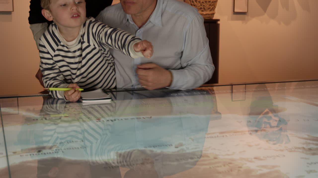 박물관 에 가는 가족 들 이 r3d 에서 찍은 지도 를 보고 있다