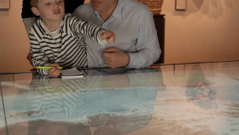 familia en un viaje al museo mirando el mapa en r3d