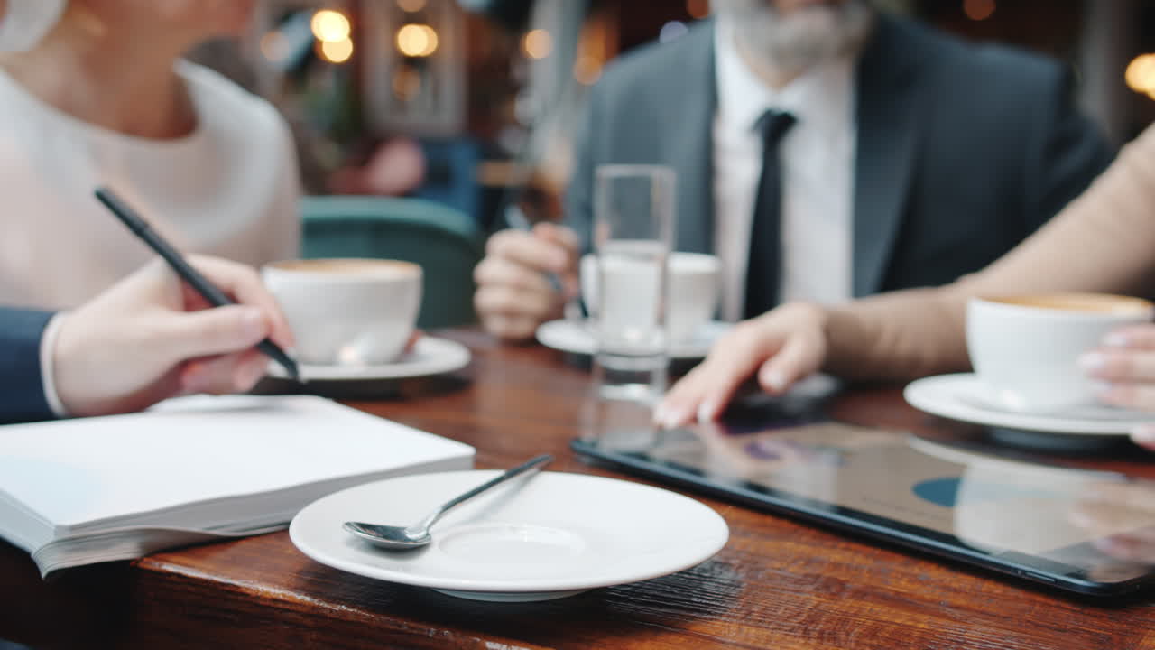 카페 에서 사업 회의