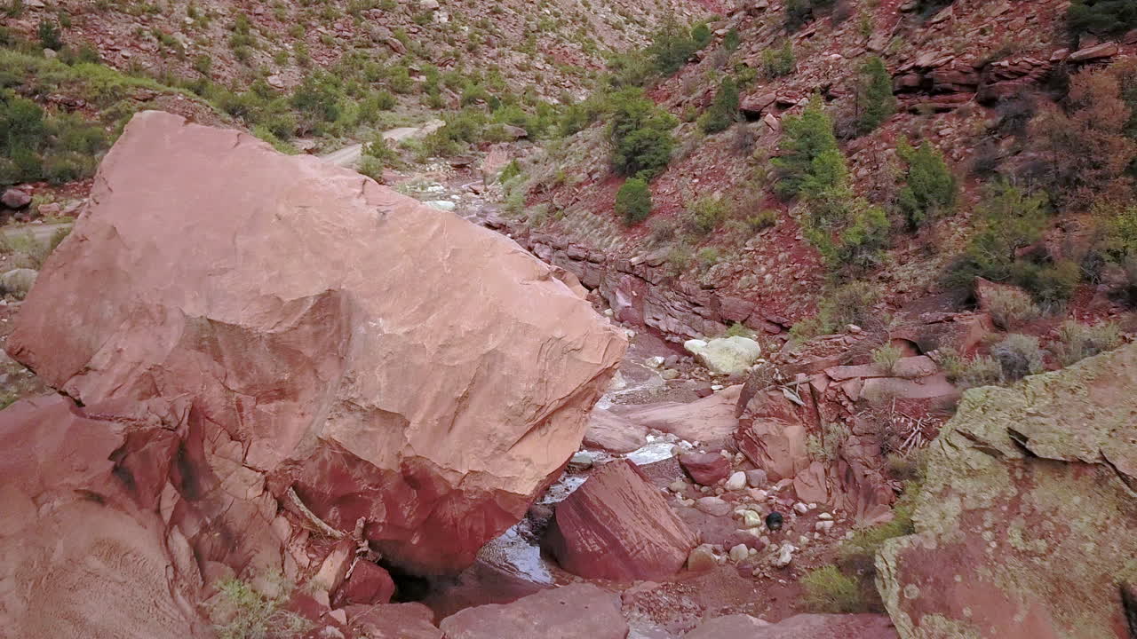 vuelo lento sobre rocas y rocas rojas en el cañón
