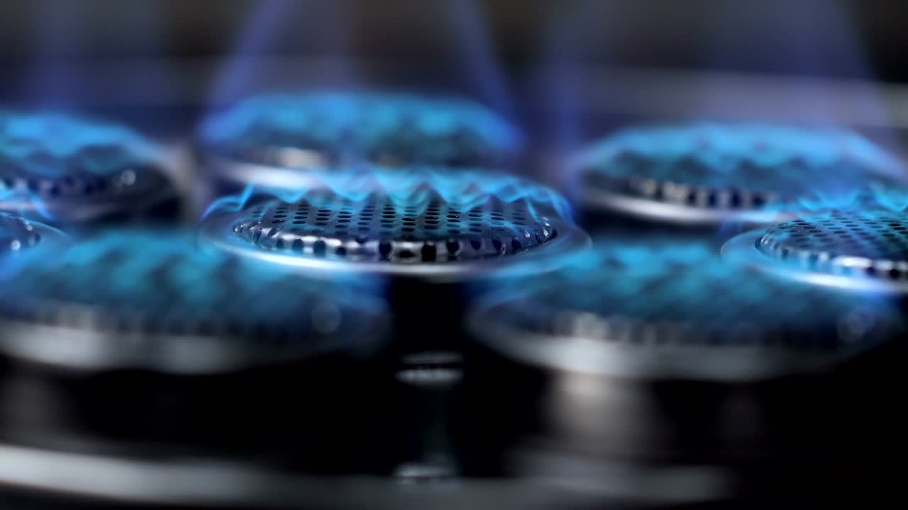 가까운 은 가스 스토브에서 불을 피우기 위해 점화 시작 어에서 어과 곡물 처리