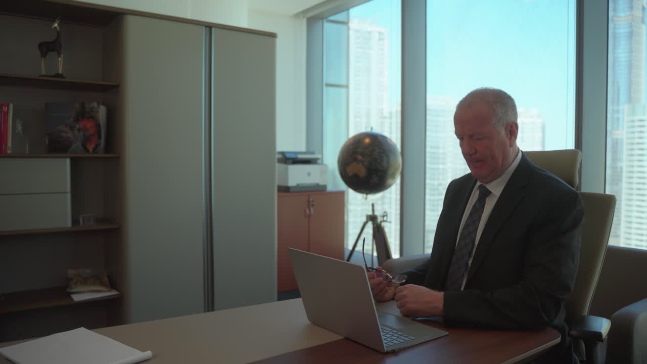 Senior executive businessman in an office finally comes up with a good idea - slow motion