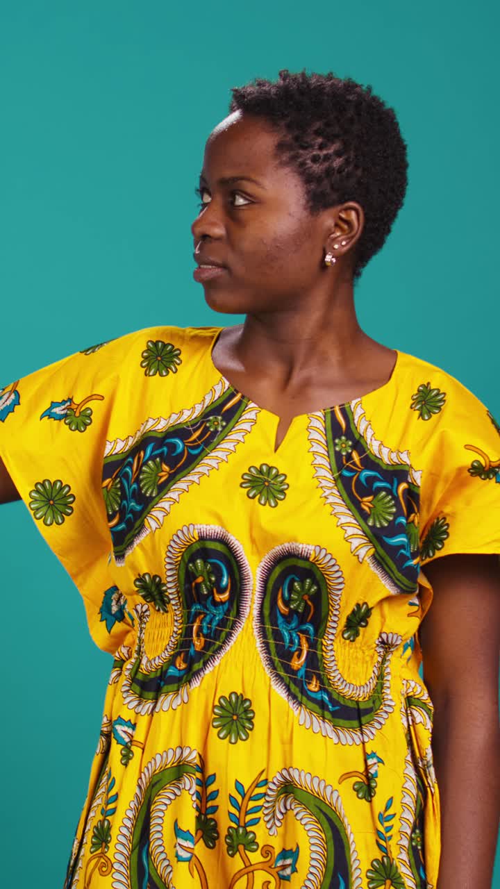 Jovem africana sorrindo e olhando ao redor no estúdio