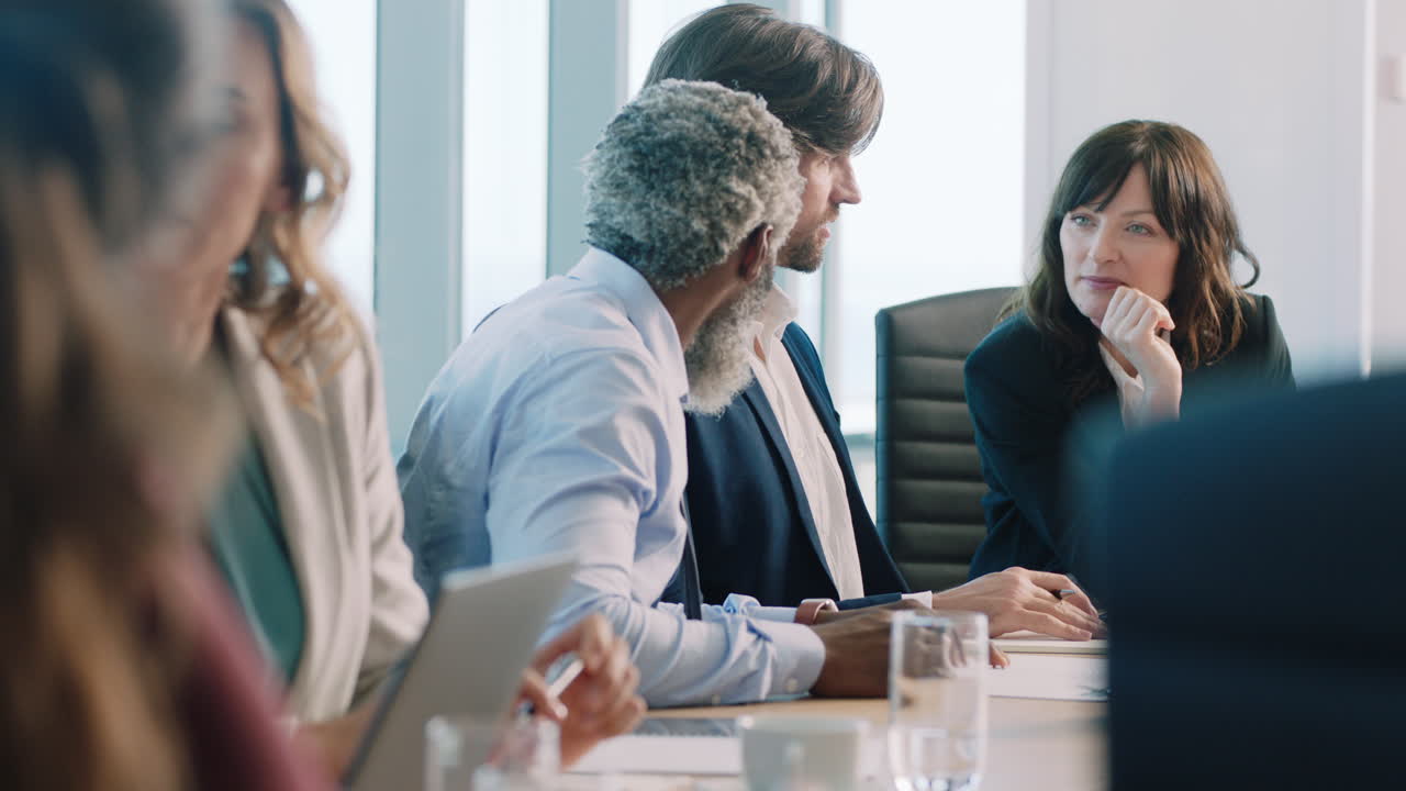 gente de negocios corporativos reuniéndose en la sala de juntas haciendo lluvia de ideas colegas discutiendo estrategia compartiendo problemas resolviendo ideas trabajando en plazo colaborando en una oficina ocupada 4k