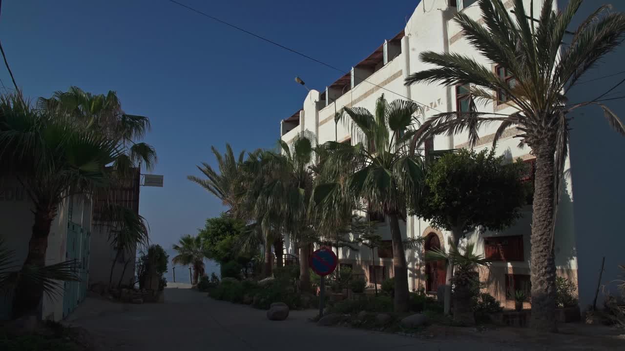 foran døren til en bolig i taghazout