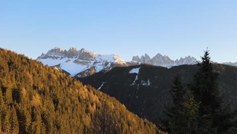 Hermoso-Video-Aéreo-De-Drones-De-Las-Enormes-Montañas-Dolomitas-En-Los-Alpes-Italianos-Filmado-En-4k-En-Invierno---Otoño