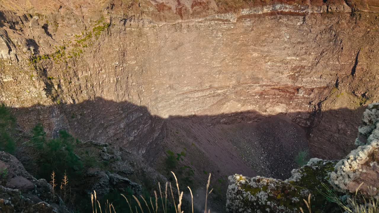 빛으로 빛나는 베수비우스 산 정상, 크레이터 뷰, 이탈리아
