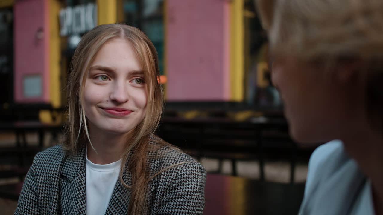 un adolescente y una chica coqueteando.