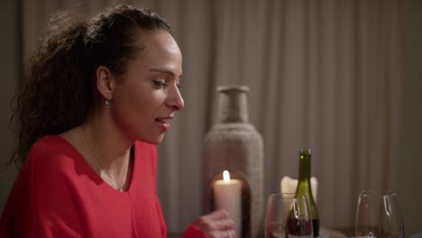 mujer brindando con vino tinto