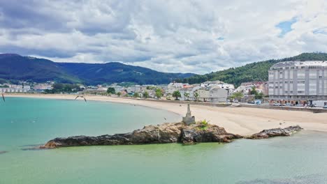 Erstklassige-Drohnen-Luftaufnahmen-Rund-Um-Den-Pier-Am-Strand-Von-Galizien,-Nördlich-Von-Spanien