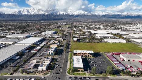 Ciudad-De-Ontario-En-California-Con-Montañas-En-El-Fondo-Y-Grandes-Nubes