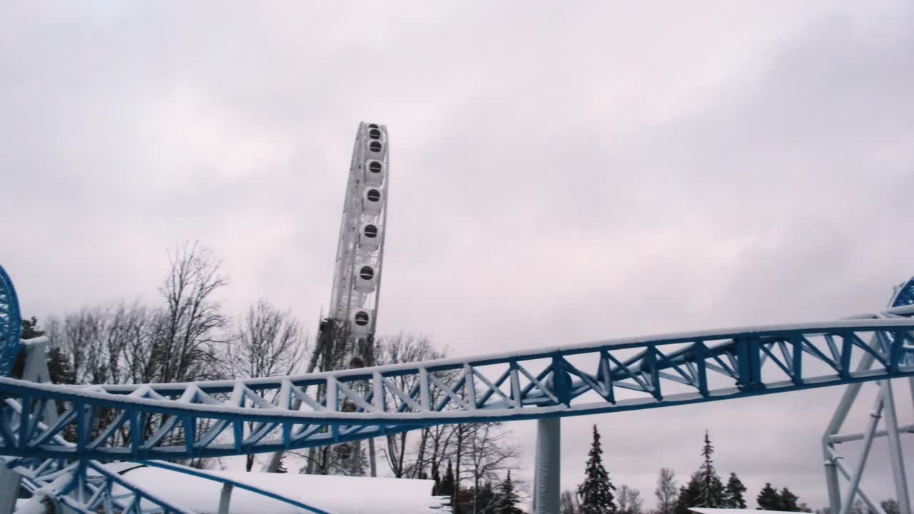 롤러코스터 와 페리스  이 있는 눈 인 놀이 공원