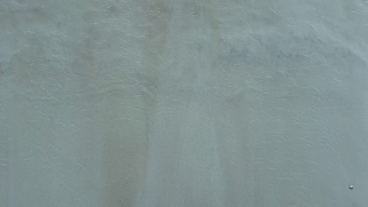 작은 파도, 은 물, 부드러운 모래 해변, 휴가, 해변, 평온한 자연.