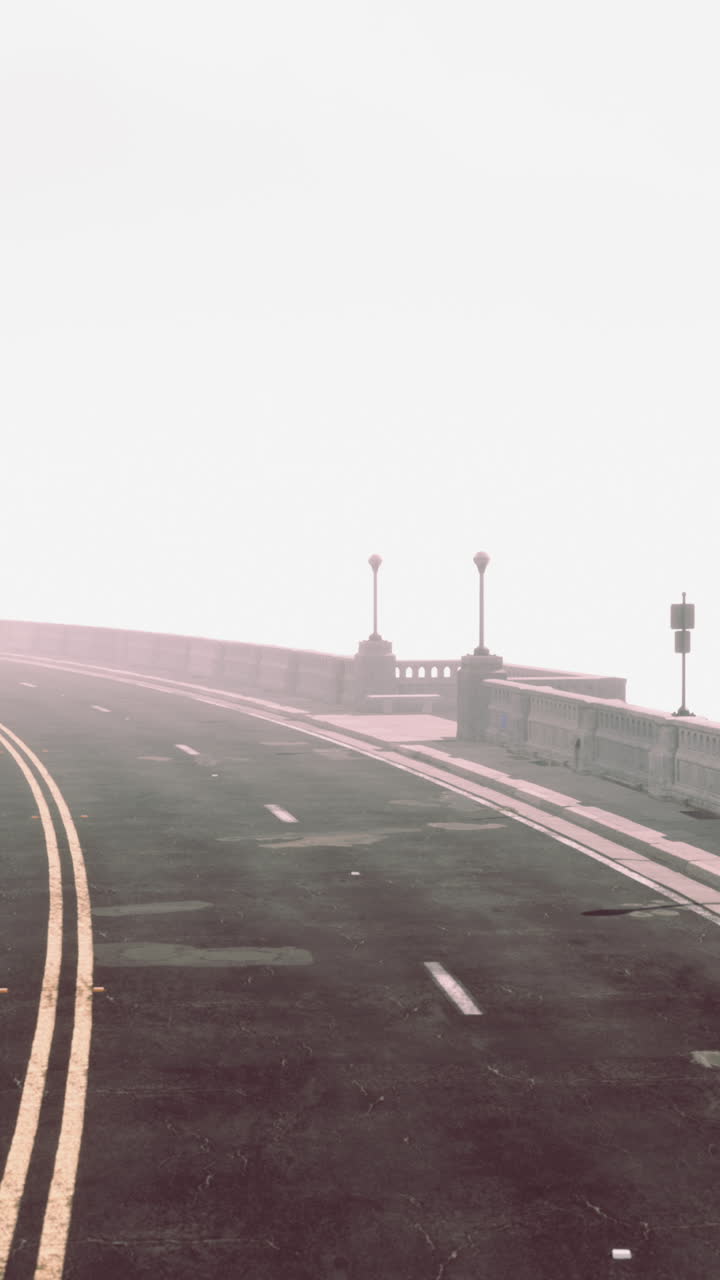 안개가 많은 도로 다리