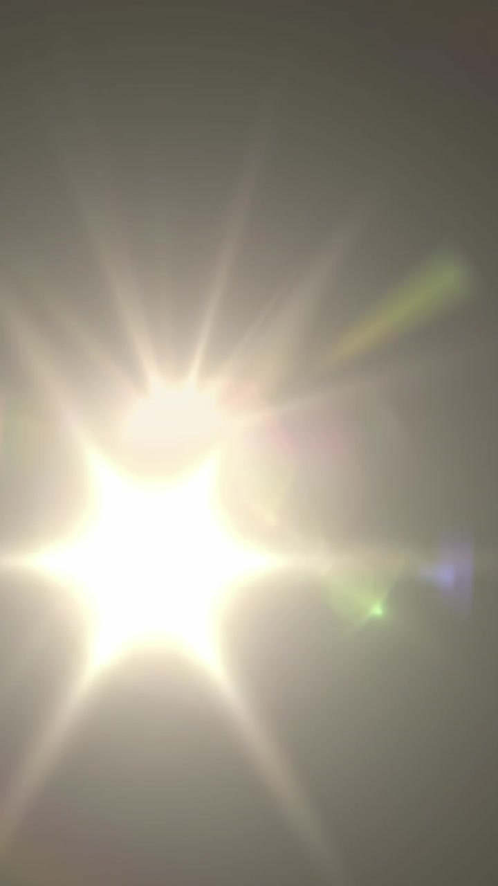 Transizione con Flare Cinematografico Luminoso su Sfondo Nero