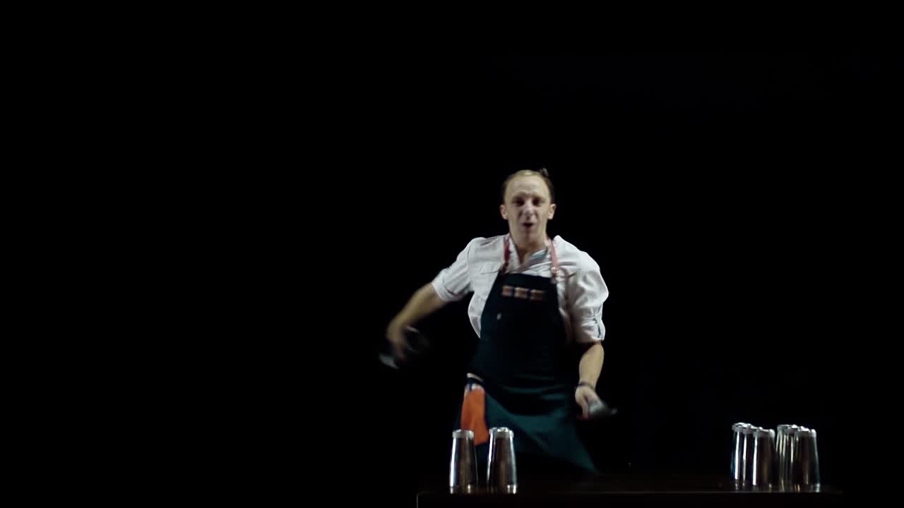 el barman atrapando hielo.