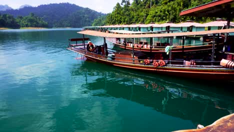 Blick-Auf-Traditionelle-Langboote,-Die-Am-Pier-Am-Cheow-Lan-See-Im-Khao-Sok-Nationalpark-Festgemacht-Haben