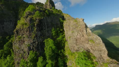 drone navegando por los acantilados del punto de referencia le morne brabant