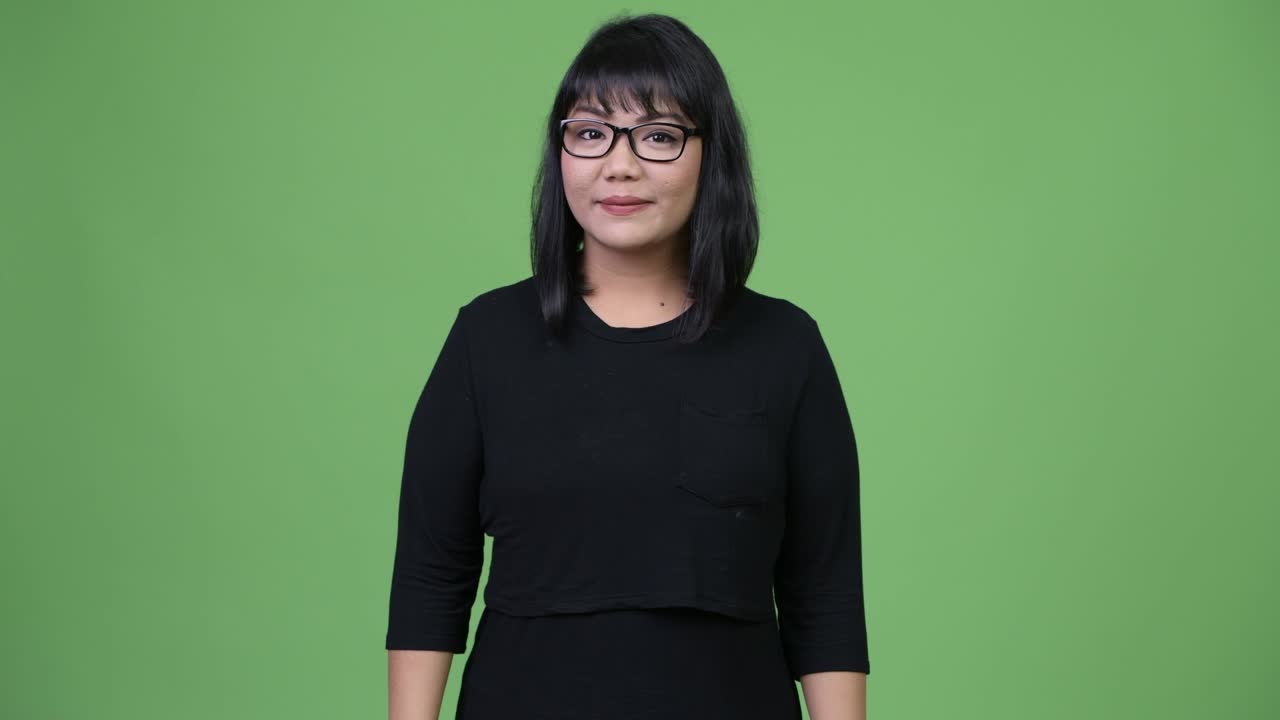 Smuk asiatisk forretningskvinde giver tommelfingeren op