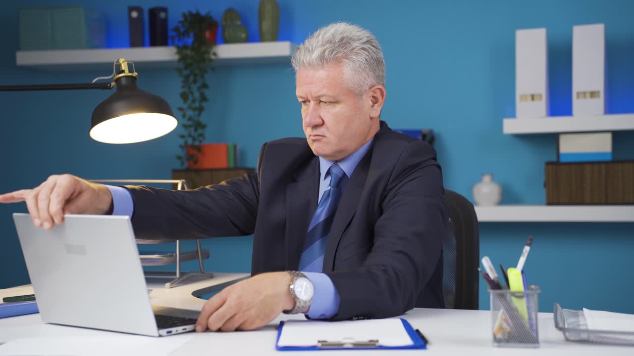 노트북을 사용하는 좌절된 사업가