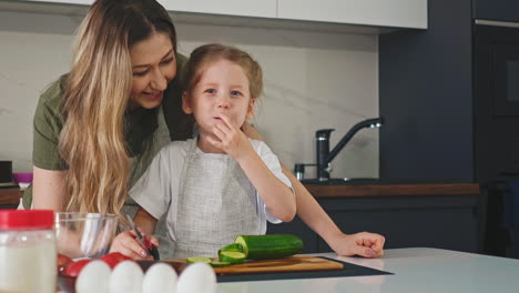 Hija-Y-Madre-Cocinan-Juntas