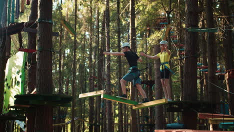 gente en el campamento de aventuras